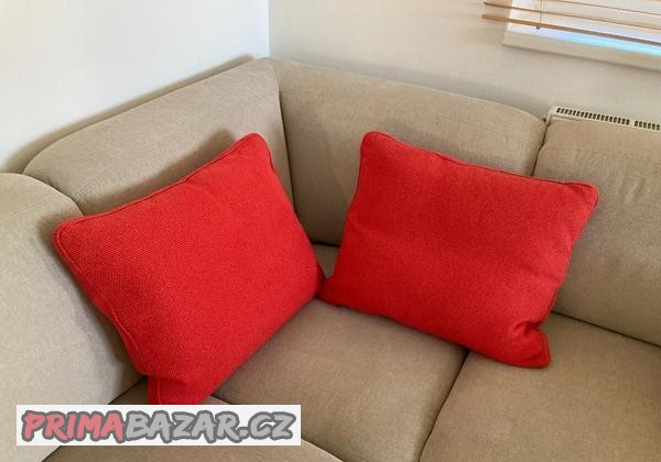 2 červené polštáře zn. Ikea