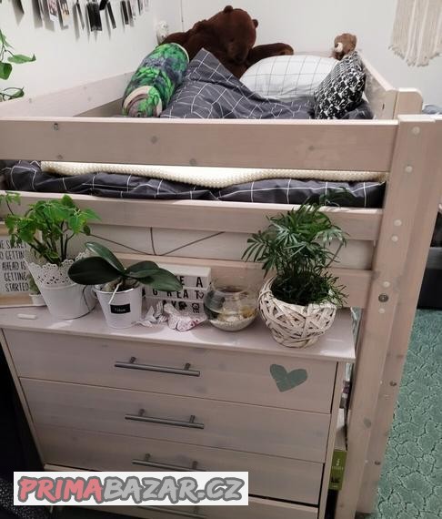 pekna-patrova-masivni-postel-s-vysuvnym-stolem-a-komodou