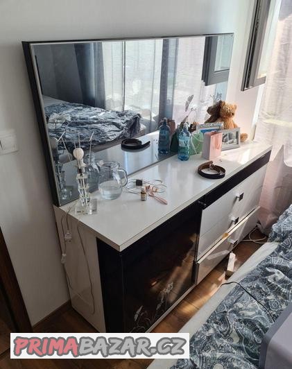 komoda-z-masivu-se-zrcadlem