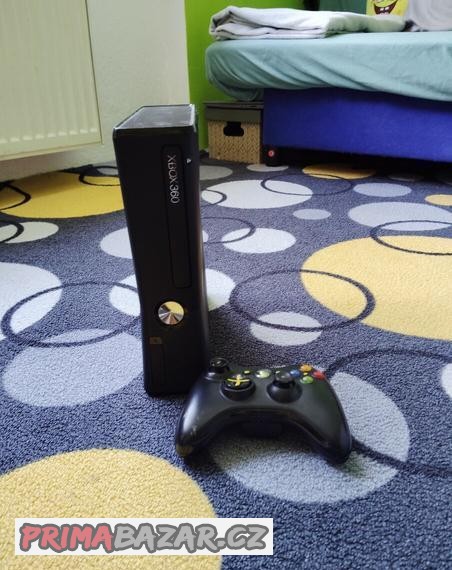 XBOX 360 konzole je v dobrém stavu má pár škrábanců.