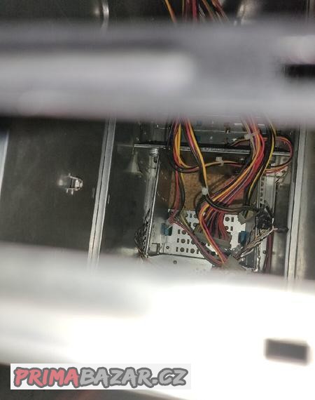 pc-skrin-s-ventilatorem-zdrojem-250w-a-kabely