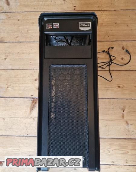 case-s-pruhlednou-bocnici-itek