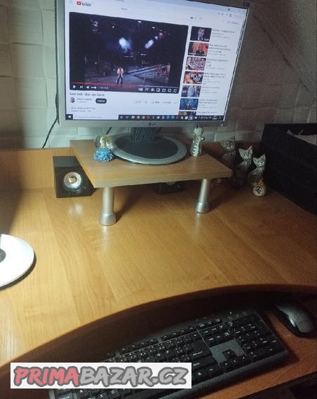 stary-stolni-pocitac-veci-k-nemu