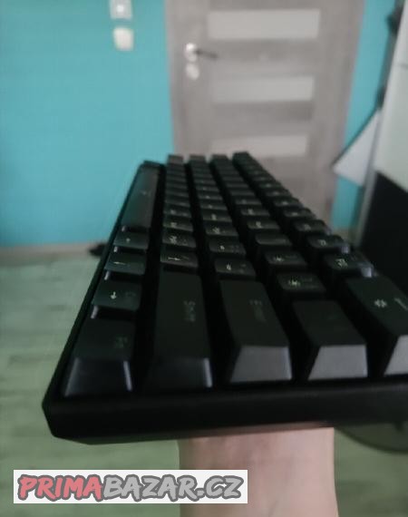 white-skark-klavesnice-top-stav