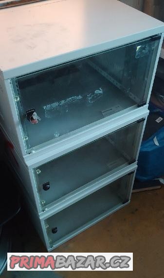 rozvadec-datovy-rack-6u-na-stenu