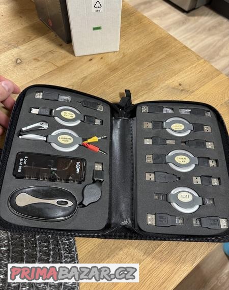 sada-usb-kabelu-a-redukci-v-boxu