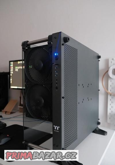 thermaltake-core-p5-tg-cerna-barva