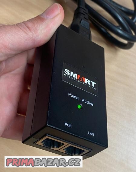 napajeci-zdroj-s-integrovanym-poe-injektorem-15v-0-8a