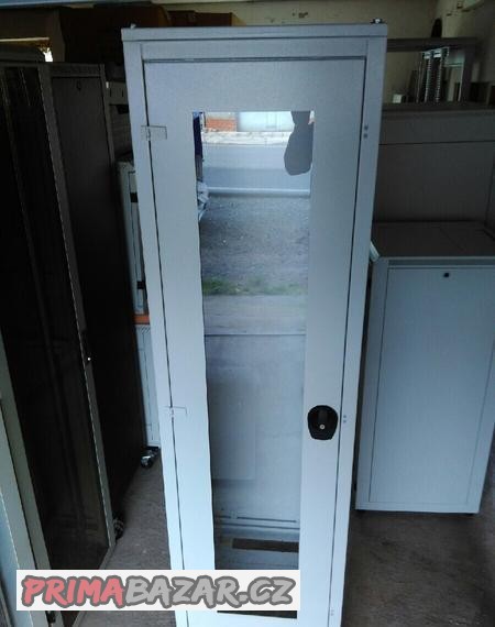 rozvadec-rack-serverova-skrin