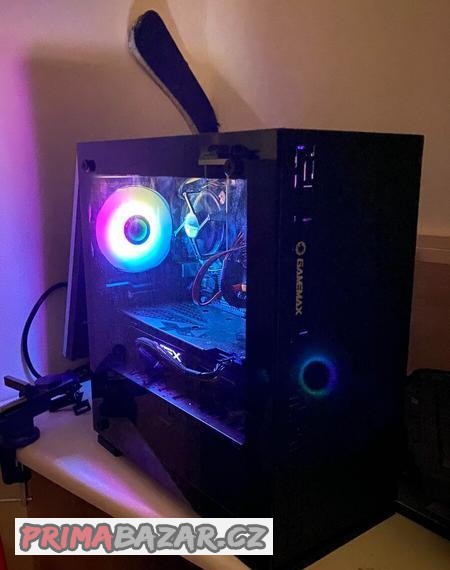 pc-setup-pc-monitor-klavesnice-mys-sluchatka