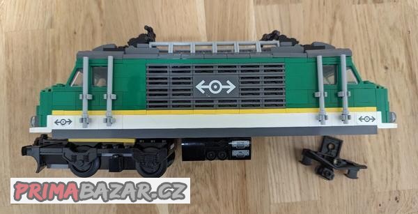 LEGO vlak lokomotiva ze setu 60198 bez motoru a powered up