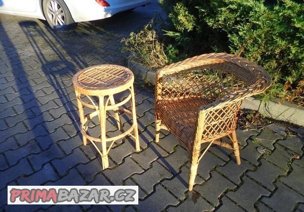 ratanový stolek a židlička