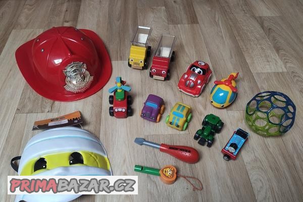 Mix hraček - auta, hasičská přilba, krtek