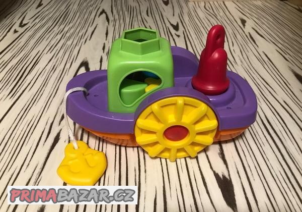 Dětská hračka. Jezdící lodička s vkládacími geometrickými tv