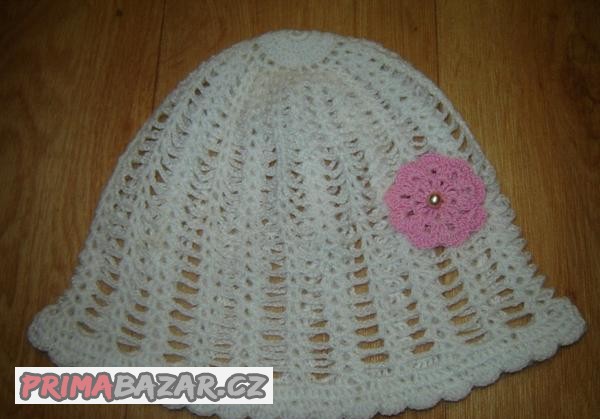 hackovana-cepicka-bila-s-ruzovou-kytickou-obvod-52-cm