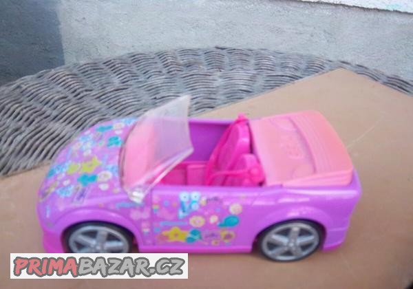 růžové auto