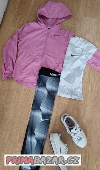 Set Nike vel. XS, legíny,botasky,větrovka, tričko