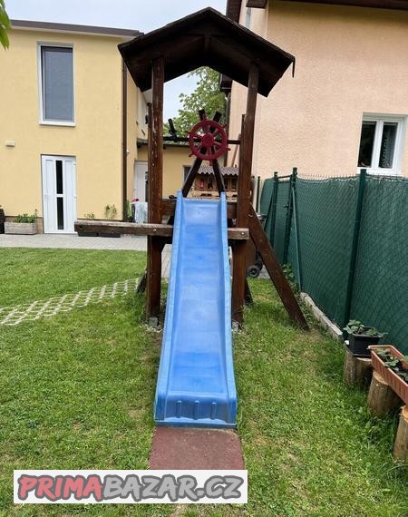 Dětské hřiště se skluzavkou
