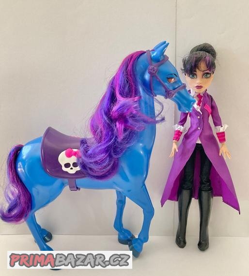 Monster high ředitelka Krváková a kůň