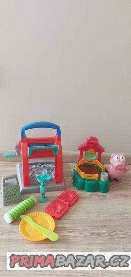 Play-Doh výroba těstovín a rochnící se prasátka