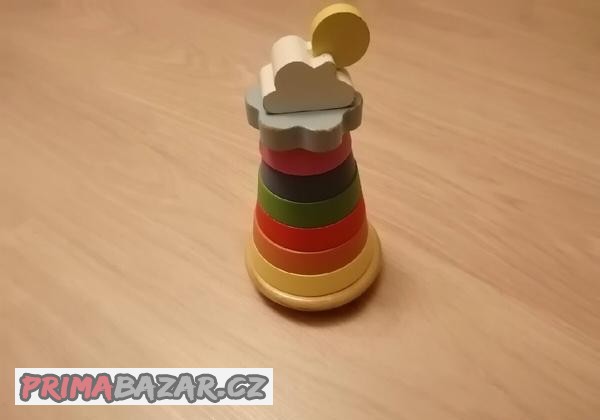 Dřevěné skládačky a zatloukacka.