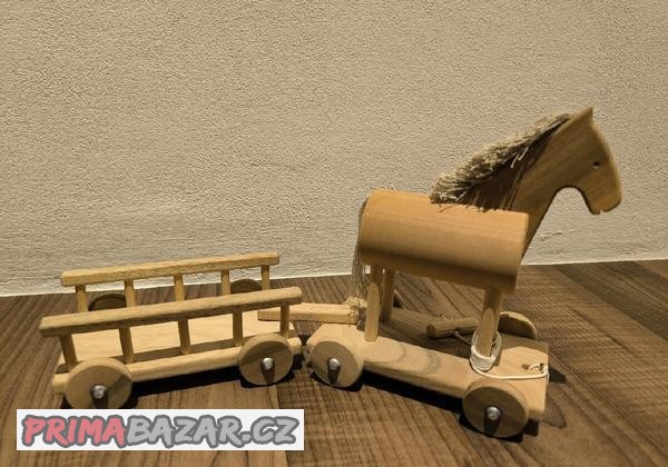 Dřevěný koník s vozem
