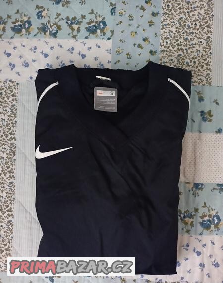 zpet-na-vypis-prodam-krasnou-treninkovou-bundu-zn-nike