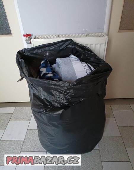 Chlapecké oblečení a hračky