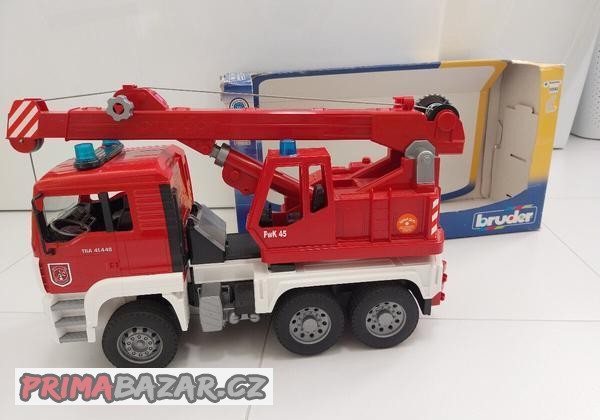 Bruder autojeřáb s funkčním navijákem i majákem 48 cm