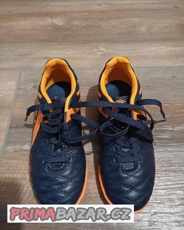 Sálovky Umbro velikost 30