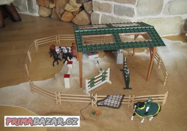 Schleich - jezdecká škola, areál s koňmi atd.