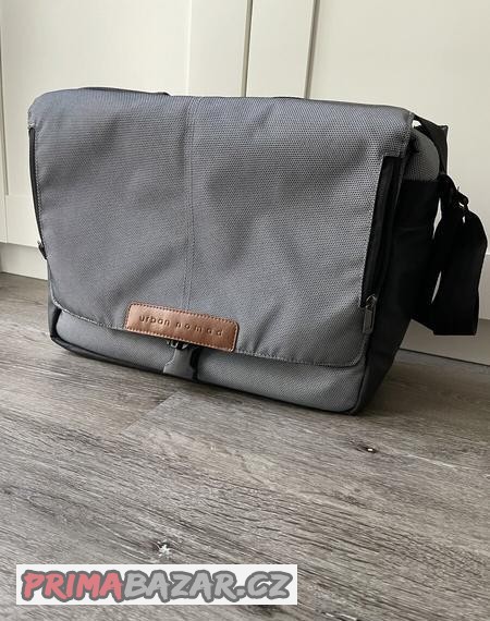 taska-na-kocarek-s-prebalovaci-podlozkou