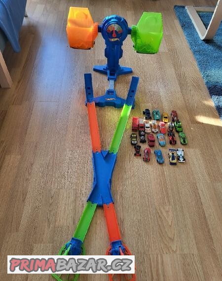 Prodám dětské drahu Hot-Wheels s garáží a autíčky