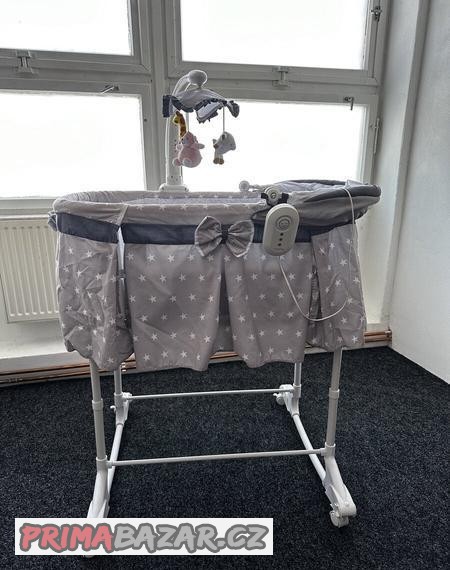 cestovni-postylka-s-monitorem-dechu