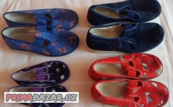 4x dětské papuče ( různé velikosti)- i jednotlivě, pár 60Kč