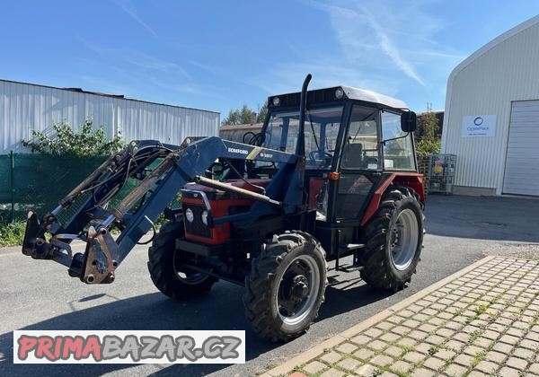 Zetor 7245 s čelním nakladačem s SPZ. Zetor 7245 s čelním nakladačem s SPZ.