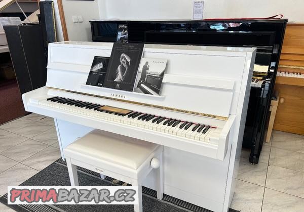 bila-yamaha-v-zaruce-vcetne-nove-klavirni-zidle-doprava