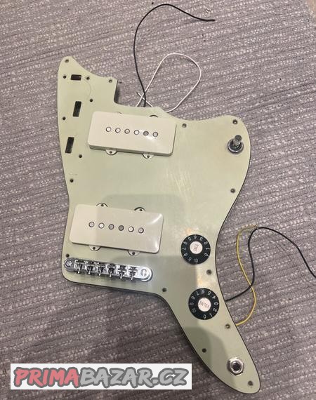 Snímače + pickguard + kobylka jazzmater japan