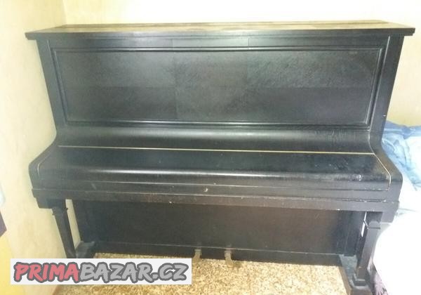 Piano August Förster s osvětlením