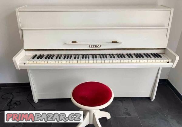 Bílé piano Petrof se židlí REZERVACE