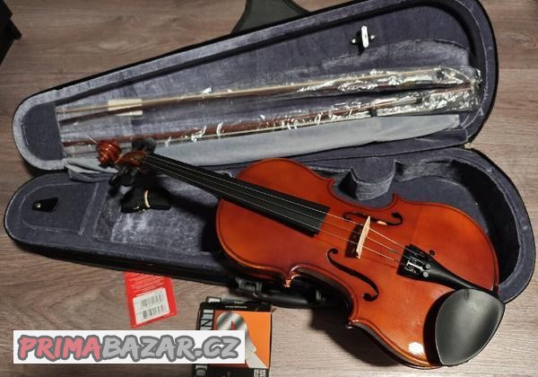 Zánovní housle Stagg VN-4/4 s pouzdrem