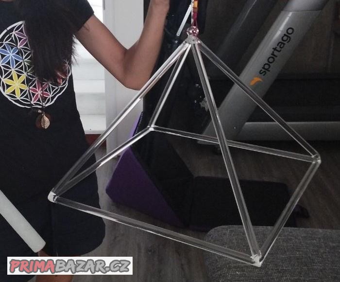 Křišťálová pyramida 45 cm a pouzdro
