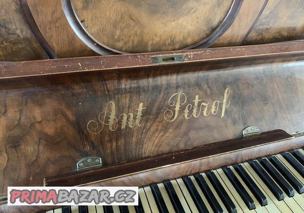 Piano Ant Petrof