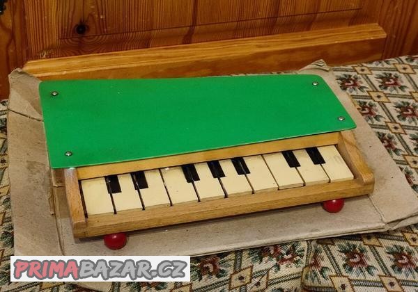 r. 1968 piánko melodie