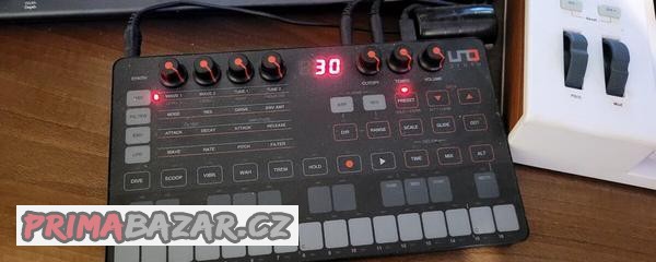 ik-multimedia-uno-synth-odstineni