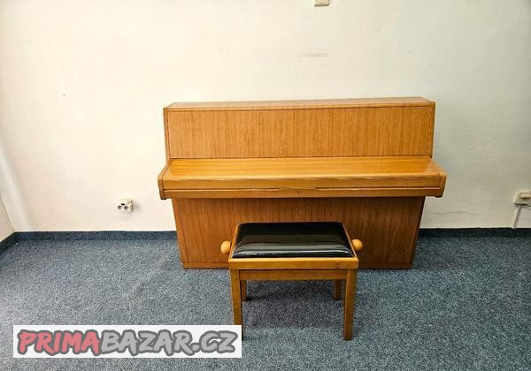 znackove-pianino-euterpe-se-zarukou-a-dopravou