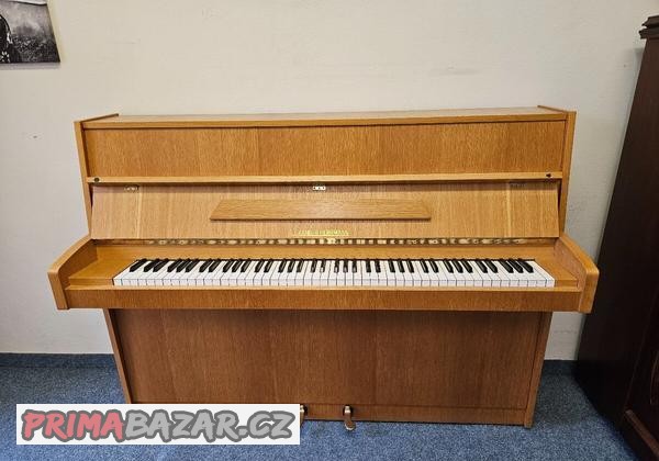 pianino-se-zarukou-a-dopravou-po-cr