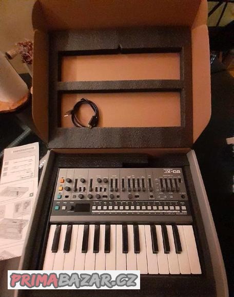 roland-jx08-s-klavesami