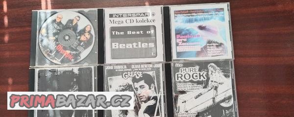 CD různých žánrů a ročníků.