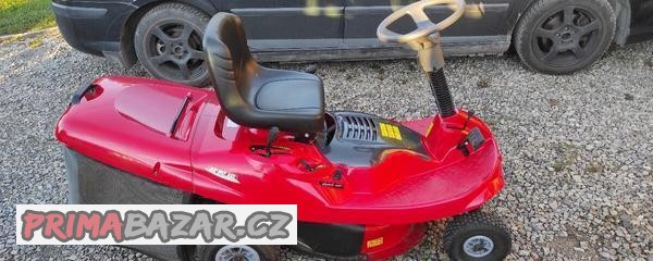 zahradni-traktor-sekacka-na-travu-s-kosem-briggs-stratton